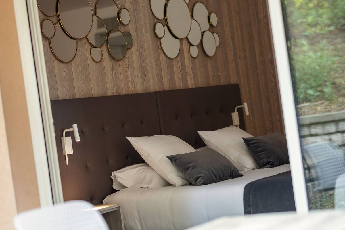 superior double or twin room | 1 bedroom, minibar, individually decorated, soundproofing