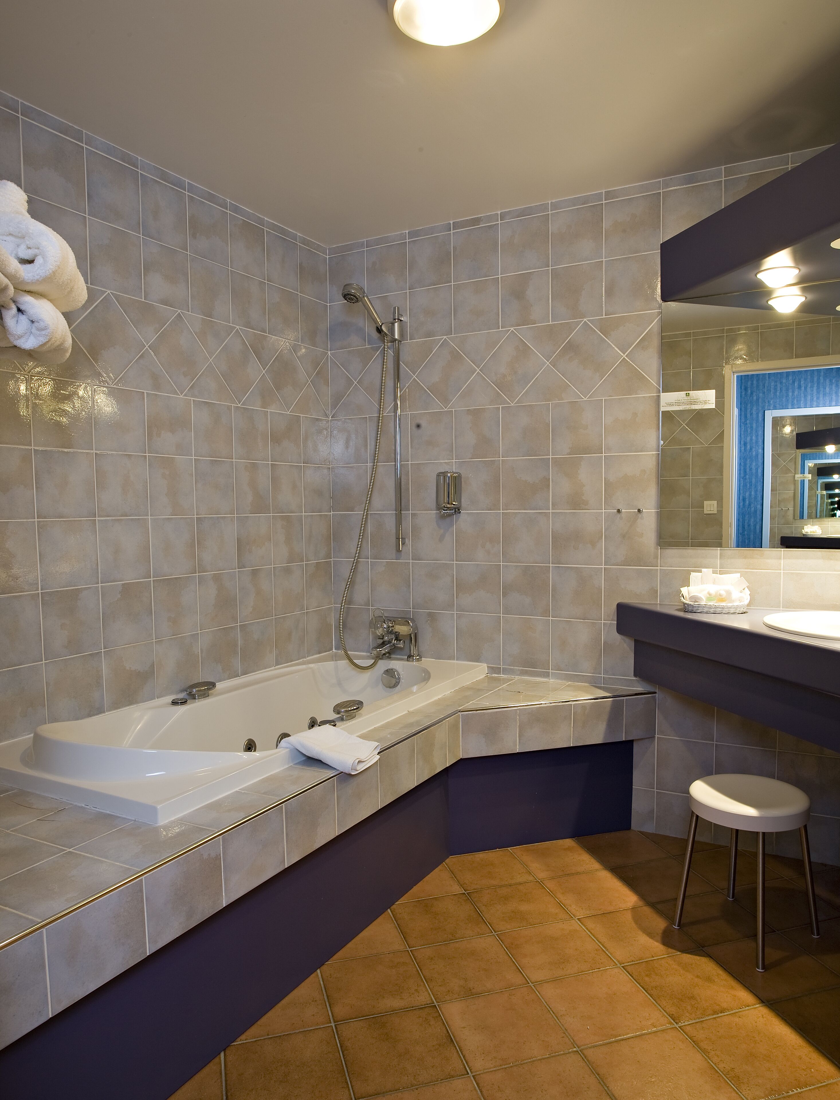Une salle de bain moderne avec une baignoire sur pieds, une douche et un meuble-lavabo avec un miroir.