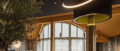 Déjeuner et dîner servis sur place, spécialités Cuisine locale