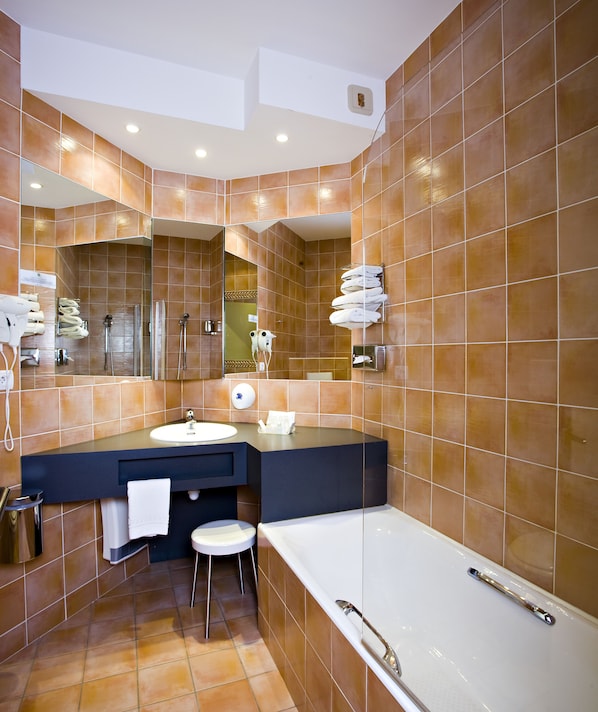 A modern bathroom with a large bathtub, a sink, and a mirror. - Logis Hôtel Restaurant Spa Parenthèse (Chille)