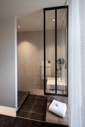 Comfort Double Room | Bathroom | Free toiletries, hair dryer, bathrobes, towels - Logis Hôtel Restaurant Spa Parenthèse (Chille)