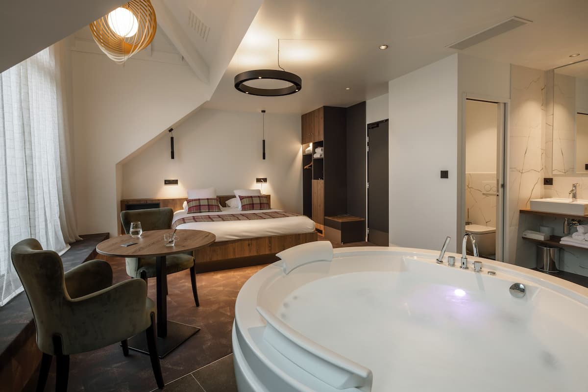 deluxe room, jetted tub | 1 bedroom, minibar, individually decorated, soundproofing