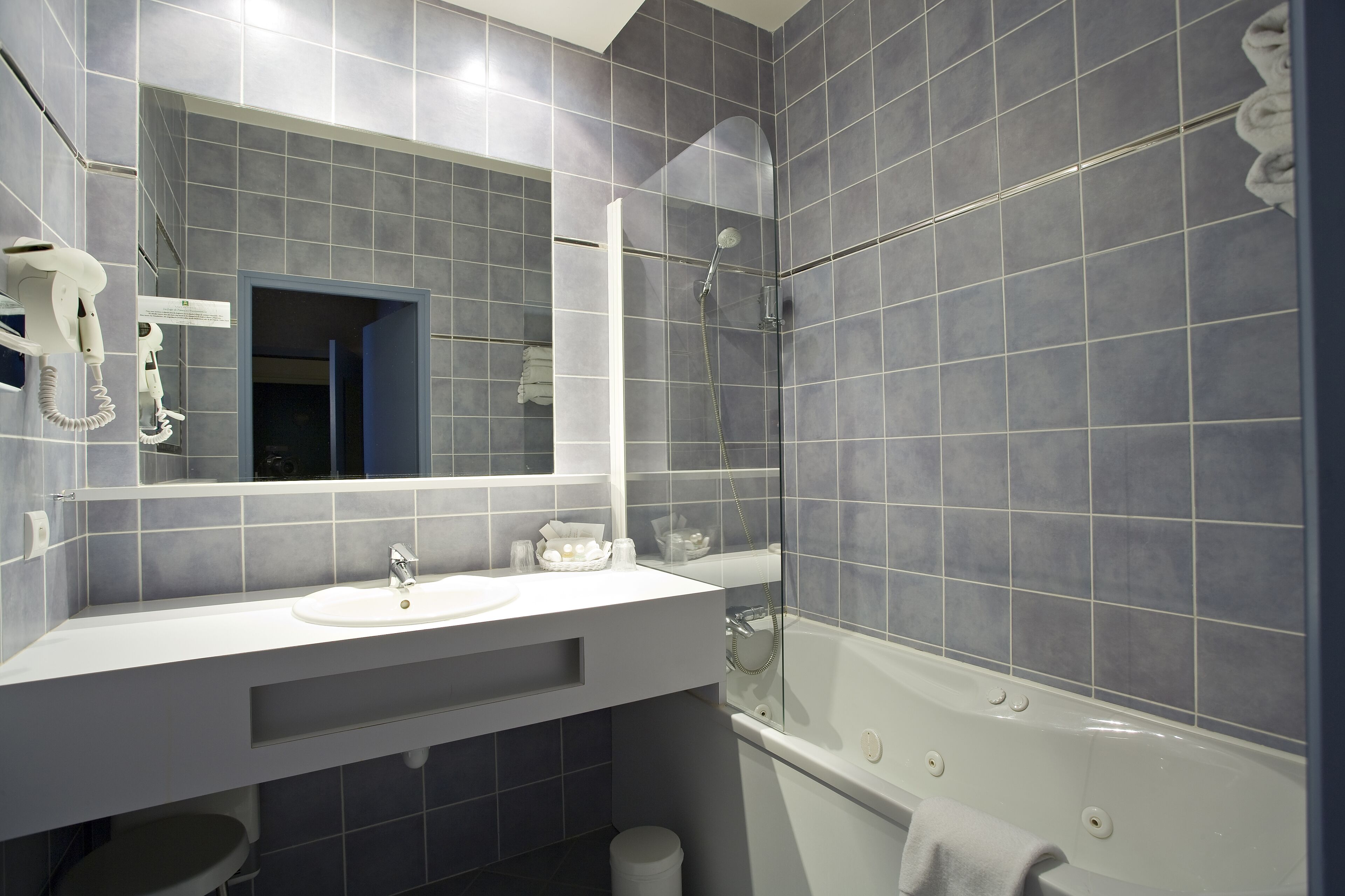 comfort double room | bathroom | free toiletries, hair dryer, bathrobes, towels