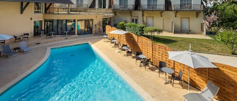 Piscina a l'aire lliure de temporada (horari: 09:00-20:00) i para-sols