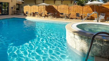 Piscina stagionale all'aperto, ombrelloni da piscina, lettini