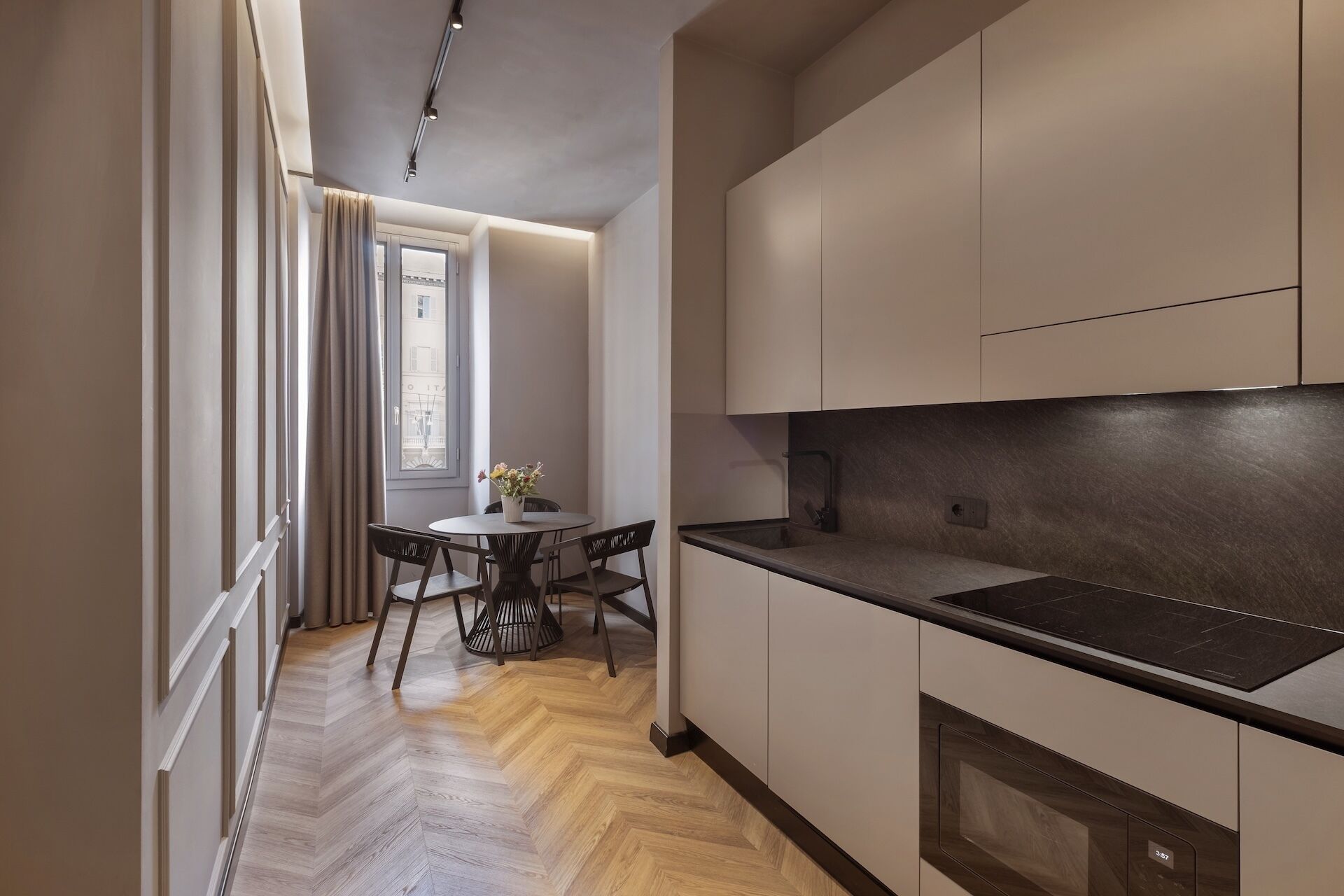 Suite – junior | Oppholdsområde | En 43-tommers Flatskjerm-TV med digitale kanaler samt TV