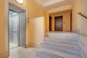 1 kamar tidur, seprai premium, selimut bulu angsa, dan busa memori