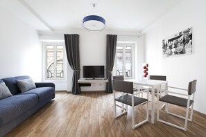 家庭公寓 | 起居区 | 43-英寸纯平电视 （配备数码频道）、电视