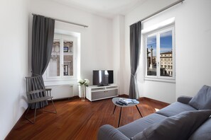 城市公寓, 城市景观 | 起居区 | 43-英寸纯平电视 （配备数码频道）、电视