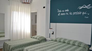 Minibar, una scrivania, culle/letti per bambini (gratuiti)