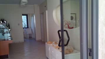 Minibar, escritorio, cunas gratuitas y wifi gratis