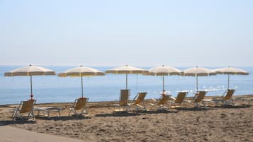 Plage privée à proximité, sable blanc, chaises longues, parasols