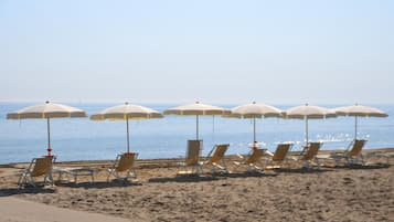 Spiaggia privata nelle vicinanze, sabbia bianca, lettini da mare