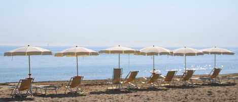 Privat strand i närheten, vit sandstrand, solstolar och parasoller