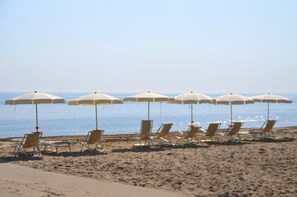 Private beach nearby, white sand, sun loungers, beach umbrellas - Hotel Sette Note (Silvi)