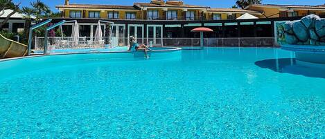 2 piscines extérieures