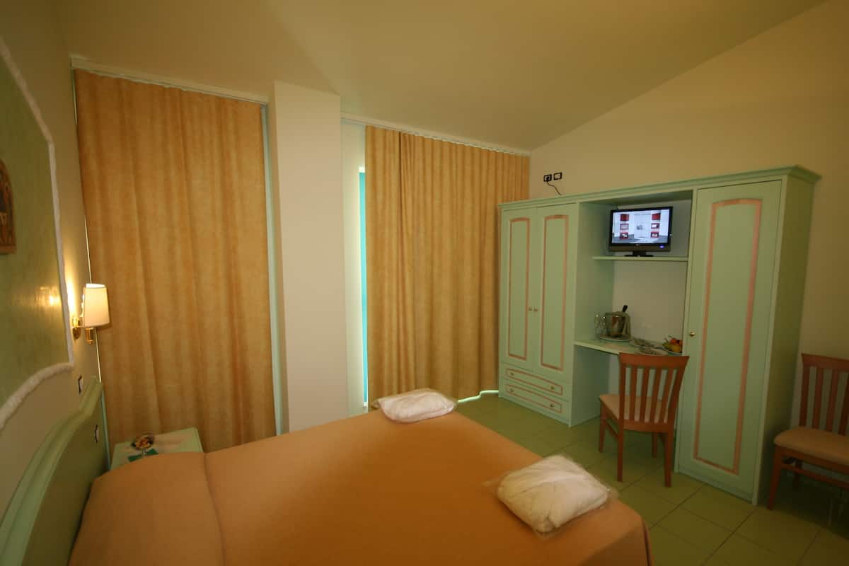 Double Room | 1 bedroom, in-room safe, cots/infant beds, wheelchair access