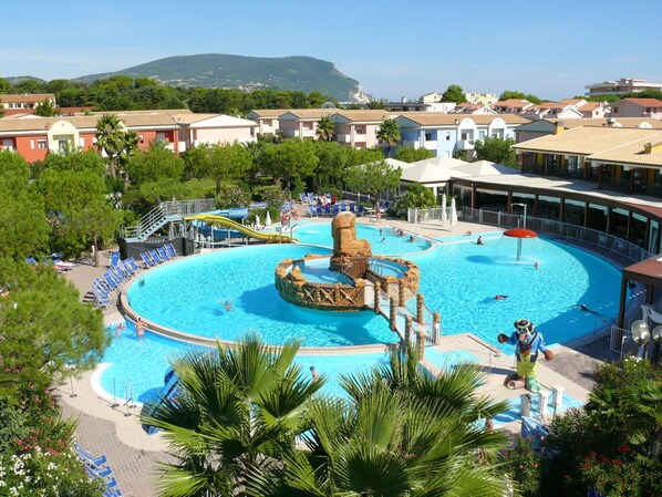 2 piscines extérieures