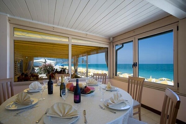 2 restaurants, lunch, dinner served; Italian cuisine 