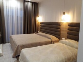 Ropa de cama de alta calidad, sistema de insonorización y wifi gratis 