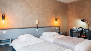 Habitación con 2 camas individuales | Caja fuerte, escritorio, cunas gratuitas y wifi gratis
