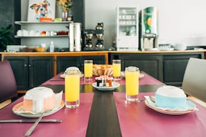 Se ofrece un desayuno bufé todos los días (por un coste adicional)
