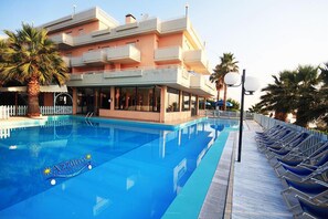 Een seizoensgebonden buitenzwembad