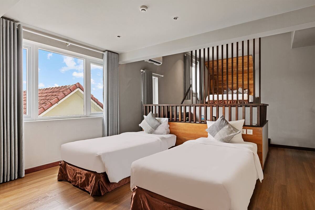 Phòng 4 dành cho gia đình | Bộ đồ giường cao cấp, minibar, két bảo mật tại phòng, bàn 