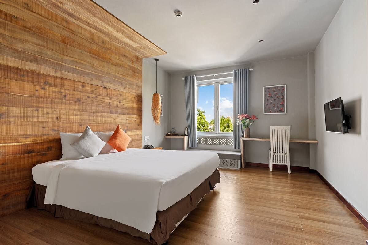 Bộ đồ giường cao cấp, minibar, két bảo mật tại phòng, bàn 