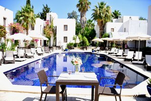 Outdoor pool, pool umbrellas, pool loungers - Le Jardin Hotel Bodrum (Bodrum)