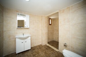 Standardzimmer | Badezimmer | Dusche, kostenlose Toilettenartikel, Haartrockner