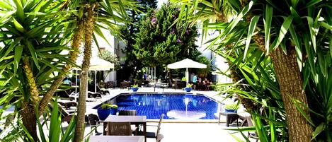 Outdoor pool, pool umbrellas, sun loungers