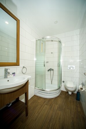 Standard Room | Bathroom | Shower, free toiletries, hair dryer, towels - Le Chance Hotel & Spa (Bodrum)