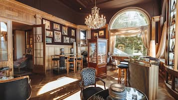 2 bars/lounges, piano bar, rooftop bar