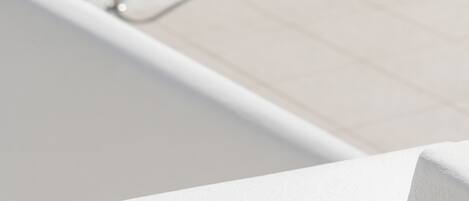 Außenpool (je nach Saison geöffnet), Sonnenschirme, Liegestühle