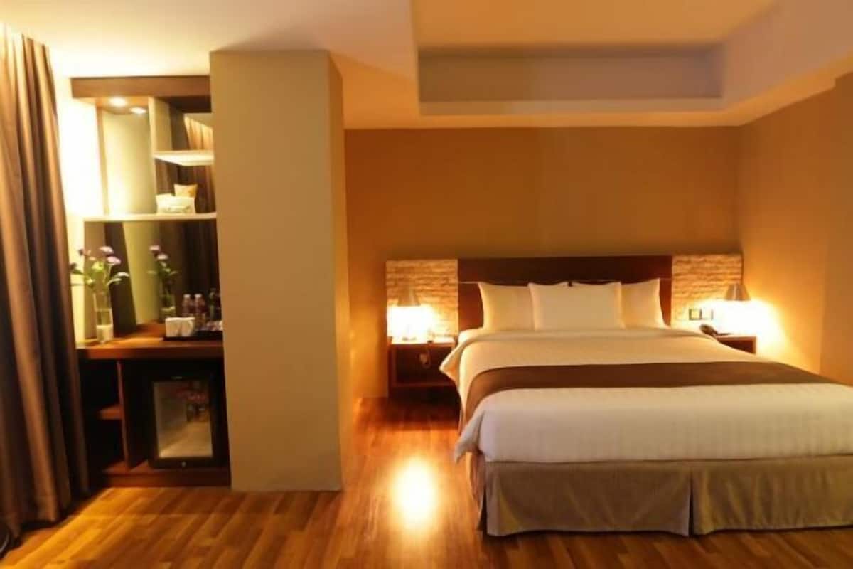 Caja de seguridad en la habitación y escritorio