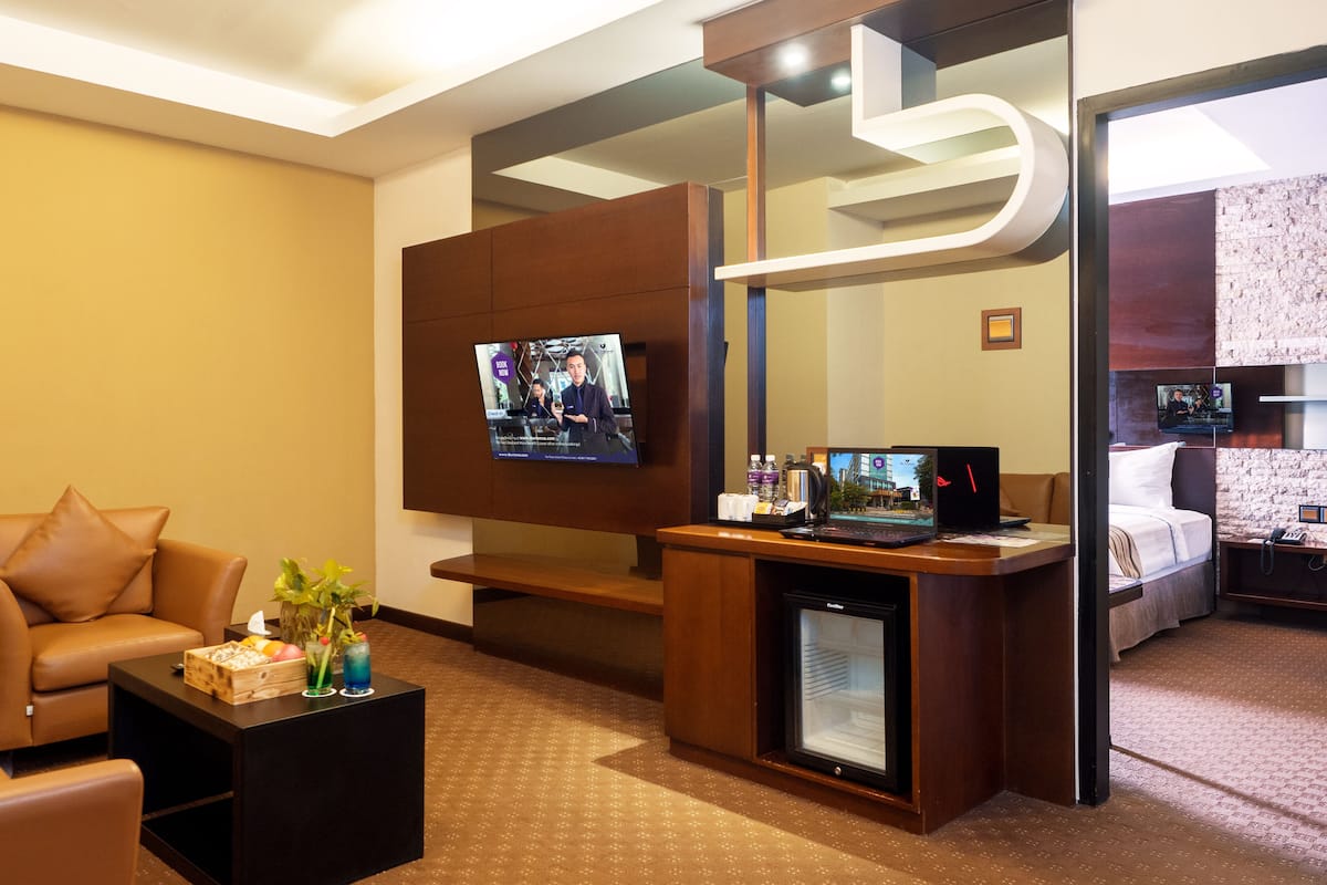 Executive Suite, 1 King Bed, City View
