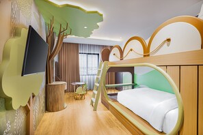 Family Suite | In-room safe, desk, iron/ironing board, rollaway beds