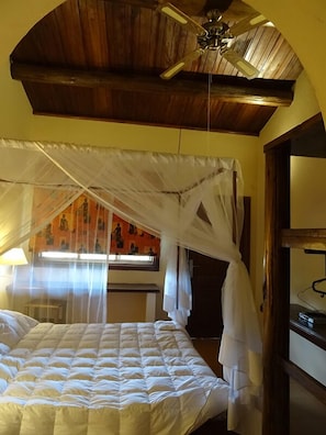 Quarto casal, vista para o lago | 1 quarto, roupas de cama premium, escrivaninha, quartos à prova de som