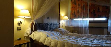 Habitación doble, vistas al lago | 1 dormitorio, ropa de cama de alta calidad, escritorio