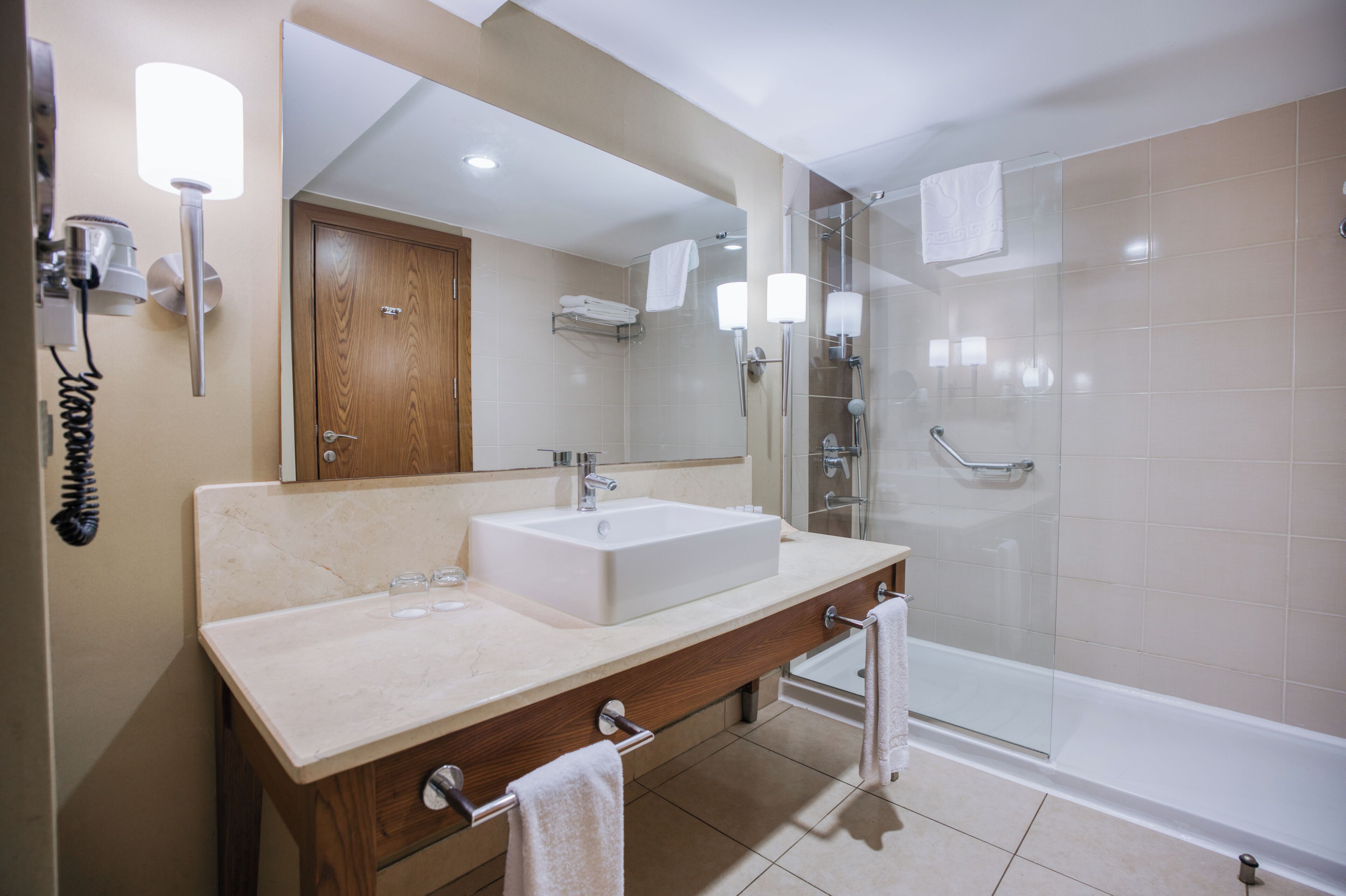 Deluxe Room | Bathroom | Shower, free toiletries, hair dryer, towels