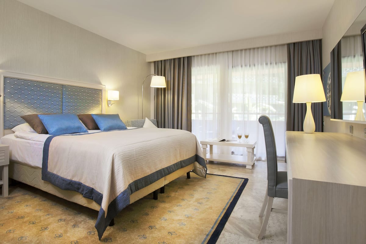 Kamar Keluarga (Superior Family Room) | Seprai premium, tempat tidur Select Comfort, minibar gratis, dan brankas