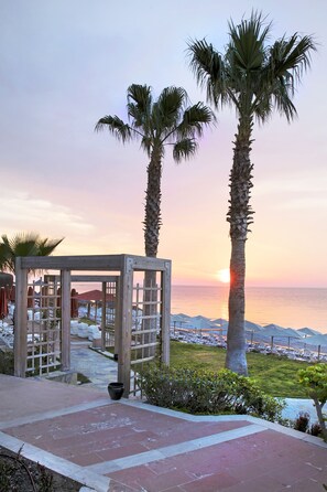 Private beach, free beach cabanas, sun loungers, beach umbrellas - Martı Myra - All Inclusive (Kemer)