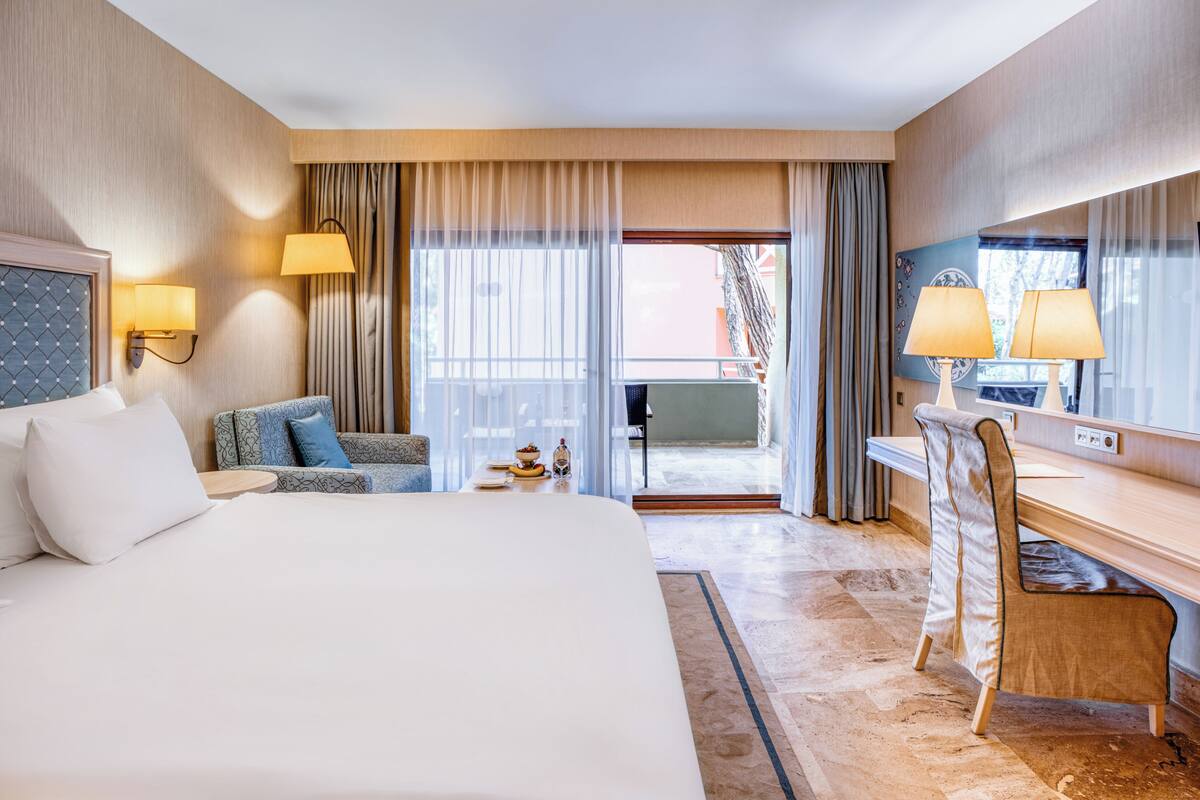 Deluxe Family Room | Premium bedding, Select Comfort beds, minibar (free items), in-room safe