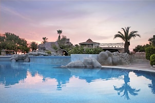 Piscina interna, 7 piscinas externas, guarda-sóis, espreguiçadeiras