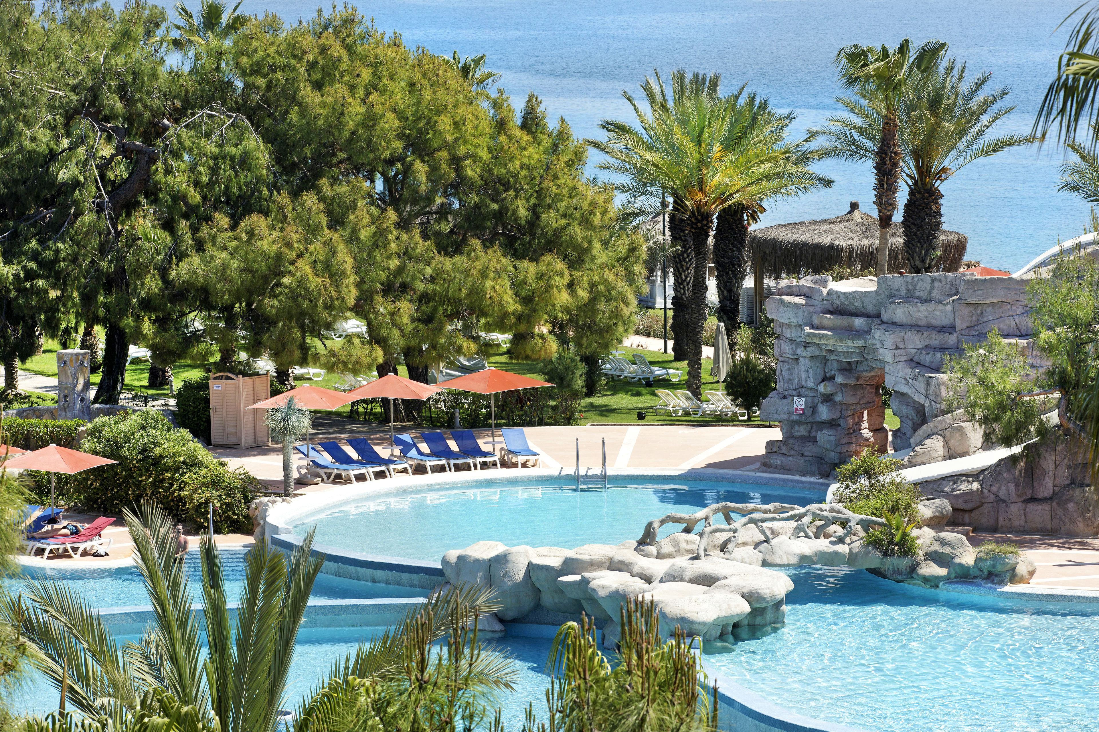 Una piscina techada, 7 piscinas al aire libre, sombrillas