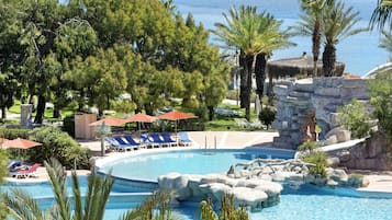 Una piscina techada, 7 piscinas al aire libre, sombrillas