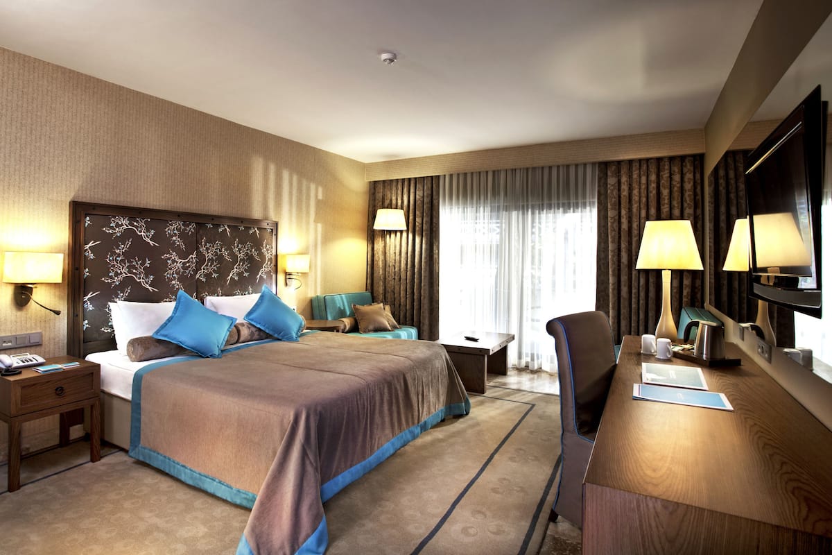 Seprai premium, tempat tidur Select Comfort, minibar gratis, dan brankas