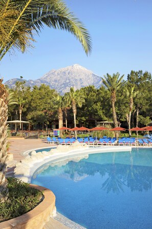 Indoor pool, 7 outdoor pools, pool umbrellas, sun loungers