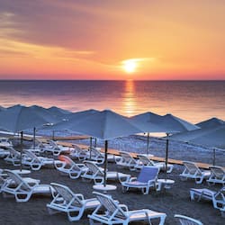 Aan een privéstrand, gratis strandhuisjes, ligstoelen, parasols